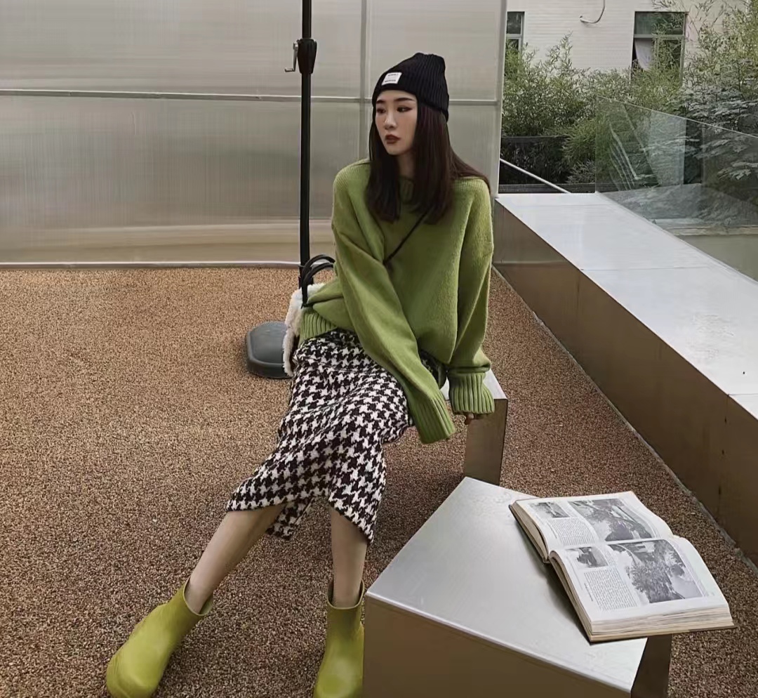 千鸟格半身裙秋冬款a字版30岁,黑白千鸟格半身裙配原绒色毛衫