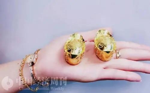 金价上涨中国大妈表现,金价攀升很多人一袋一袋卖黄金