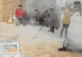 小时候崩爆米花的情景,以前崩爆米花