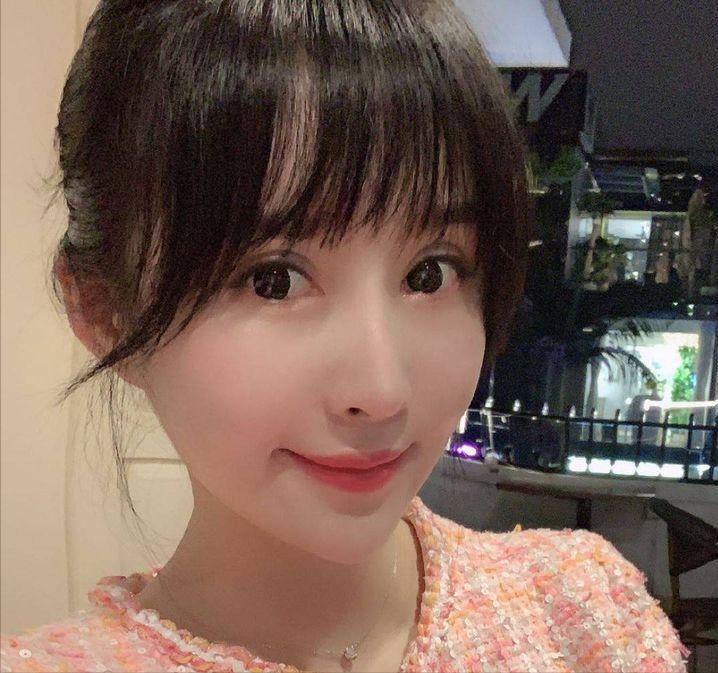 鼻子上有白白的小点可以挤吗,鼻子上黑黑的小点点怎么去除