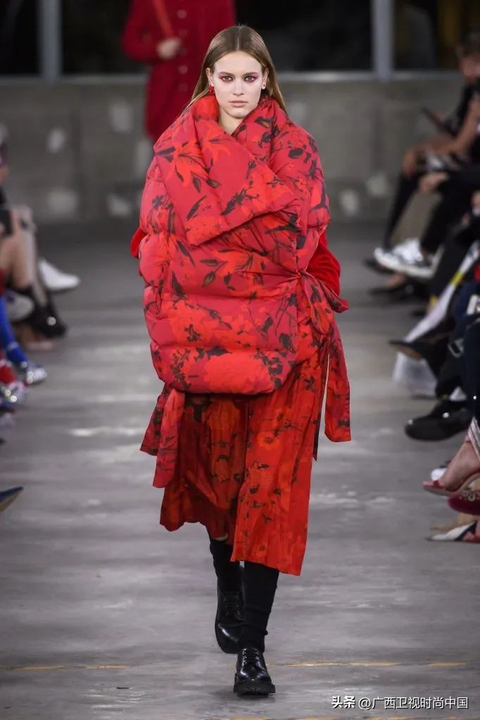 快过年了还是穿红色喜庆点,快过年了买件红色的衣服