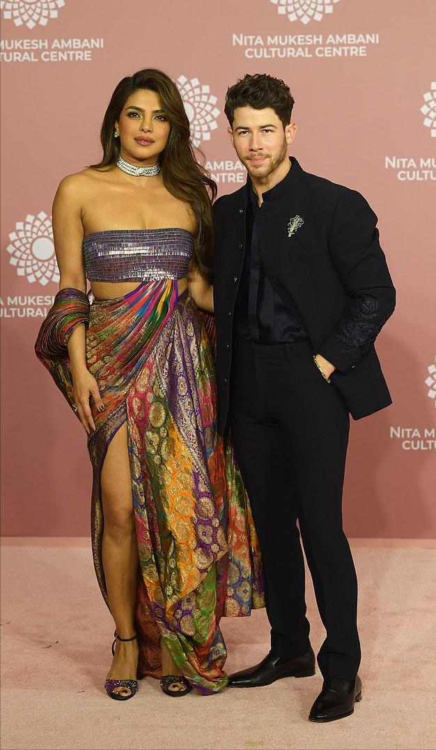 印度明星走红毯高定礼服,印度国宝级巨星穿传统纱丽亮相