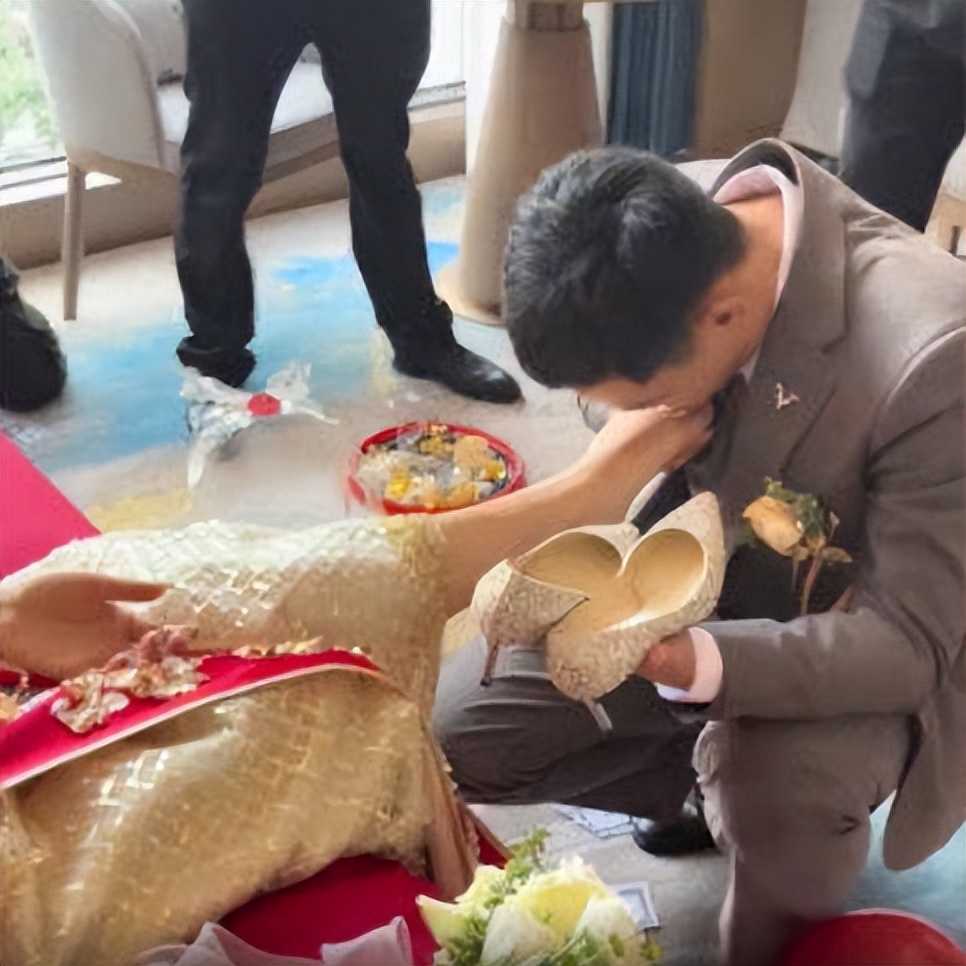 新郎说新娘脚丫子好臭,新郎给新娘洗臭脚丫子