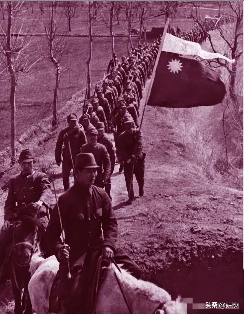 为什么抗日时期国军服装分了颜色,为什么汉奸军服是军阀服装