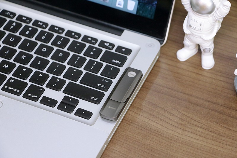 ssd固态u盘和普通u盘评测,固态U盘和闪存U盘哪个更稳定