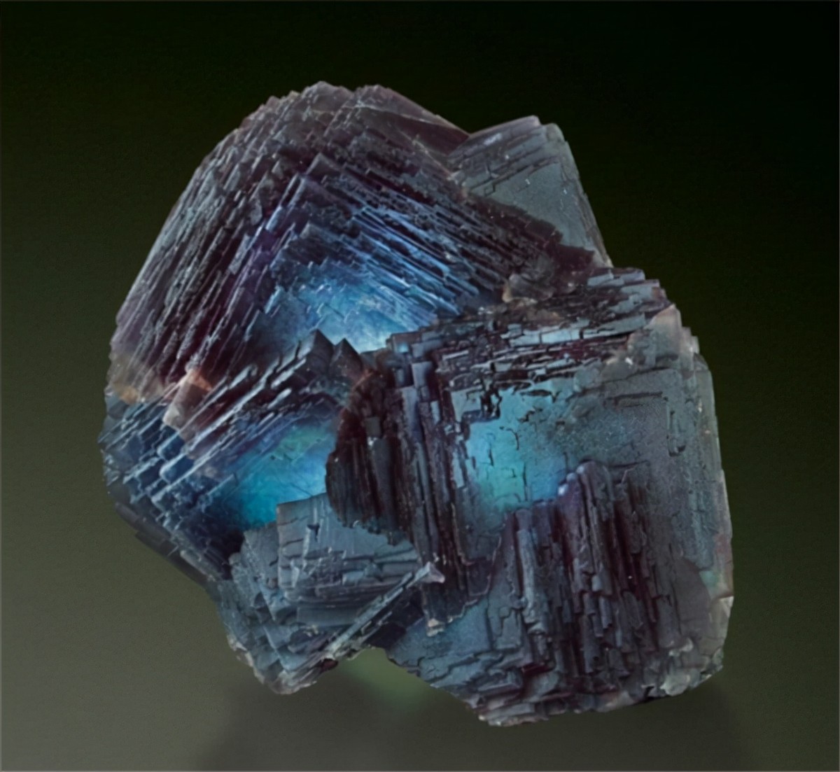 男子跋涉千里挖出6吨重夜明珠,男子挖出直径一米的夜明珠