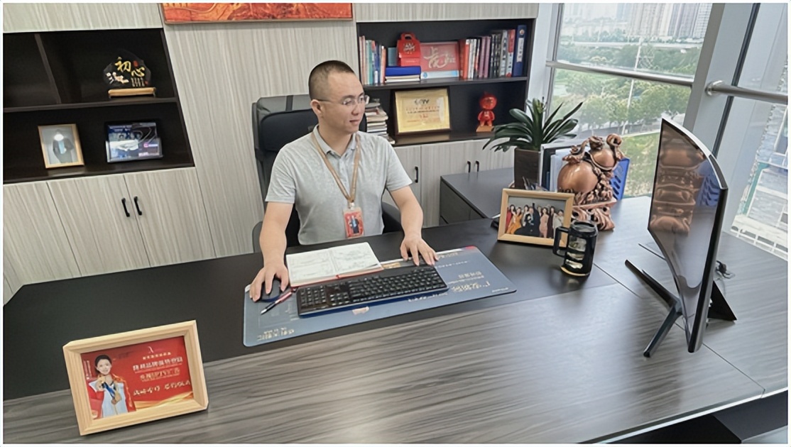 摆地摊卖抹布的小伙子被收保护费,卖毛巾摆地摊小伙子