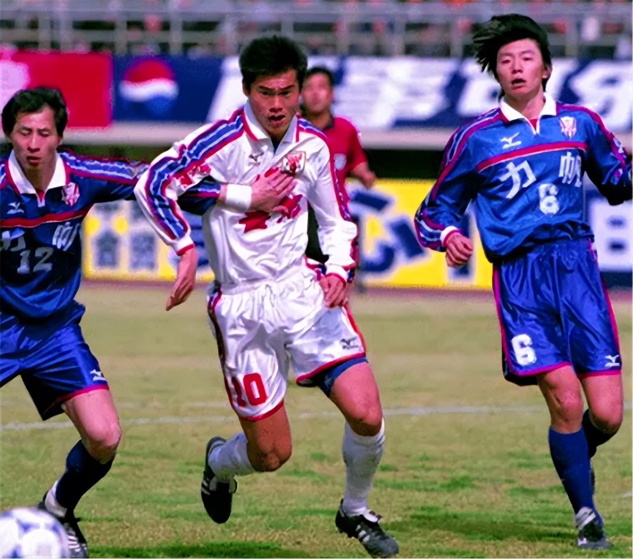 每年足球场上心梗猝死,足球运动员心脏骤停又活过来了