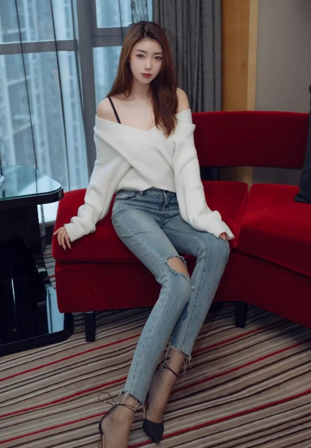 浅色漏洞牛仔裤搭配宽松白色上衣,浅色显身材牛仔裤搭配