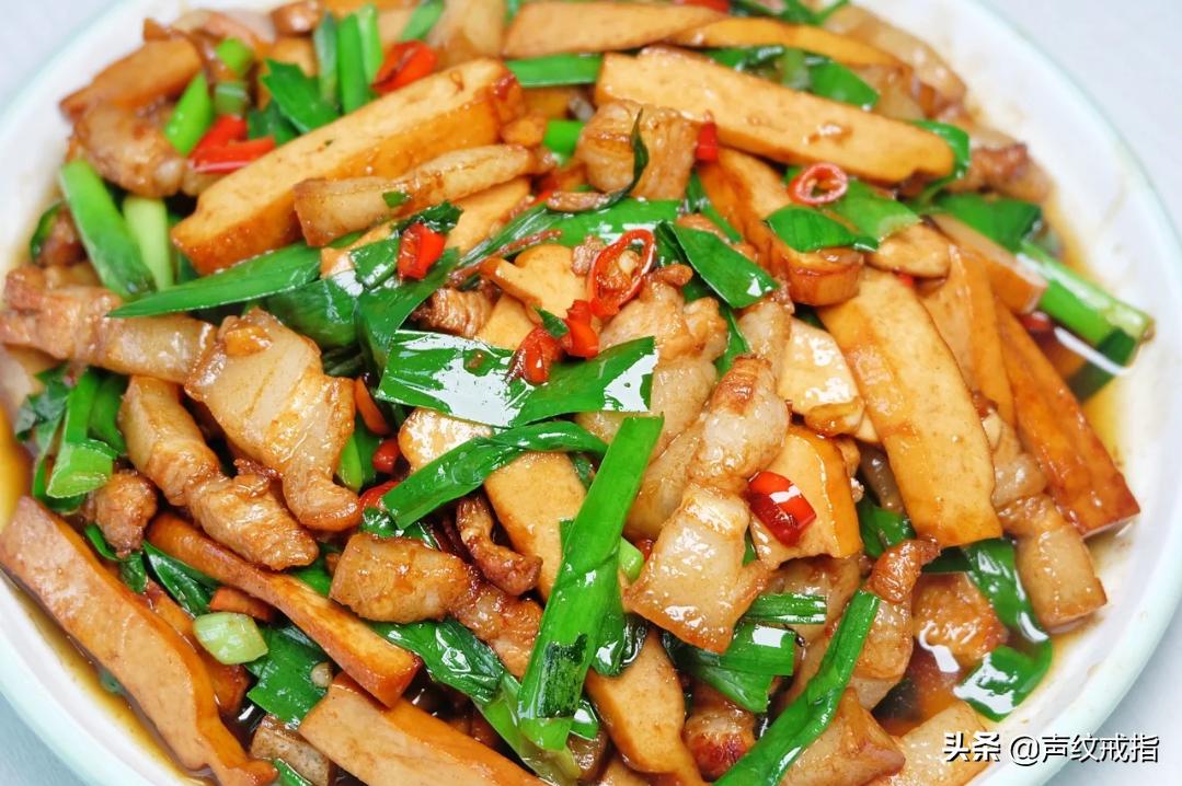 牛肉炖土豆芹菜西红柿金针菇白菜,炖牛肉西红柿圆白菜土豆