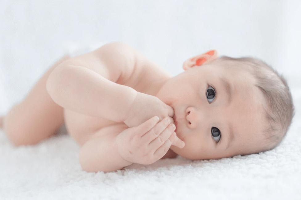 宝宝爱吃手指要不要管,一岁宝宝爱吃手指要不要管