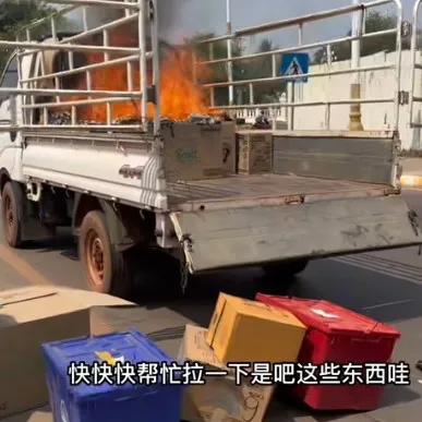 哈哈和莎莎办好中国签证高兴返家，途中突遇紧急情况。