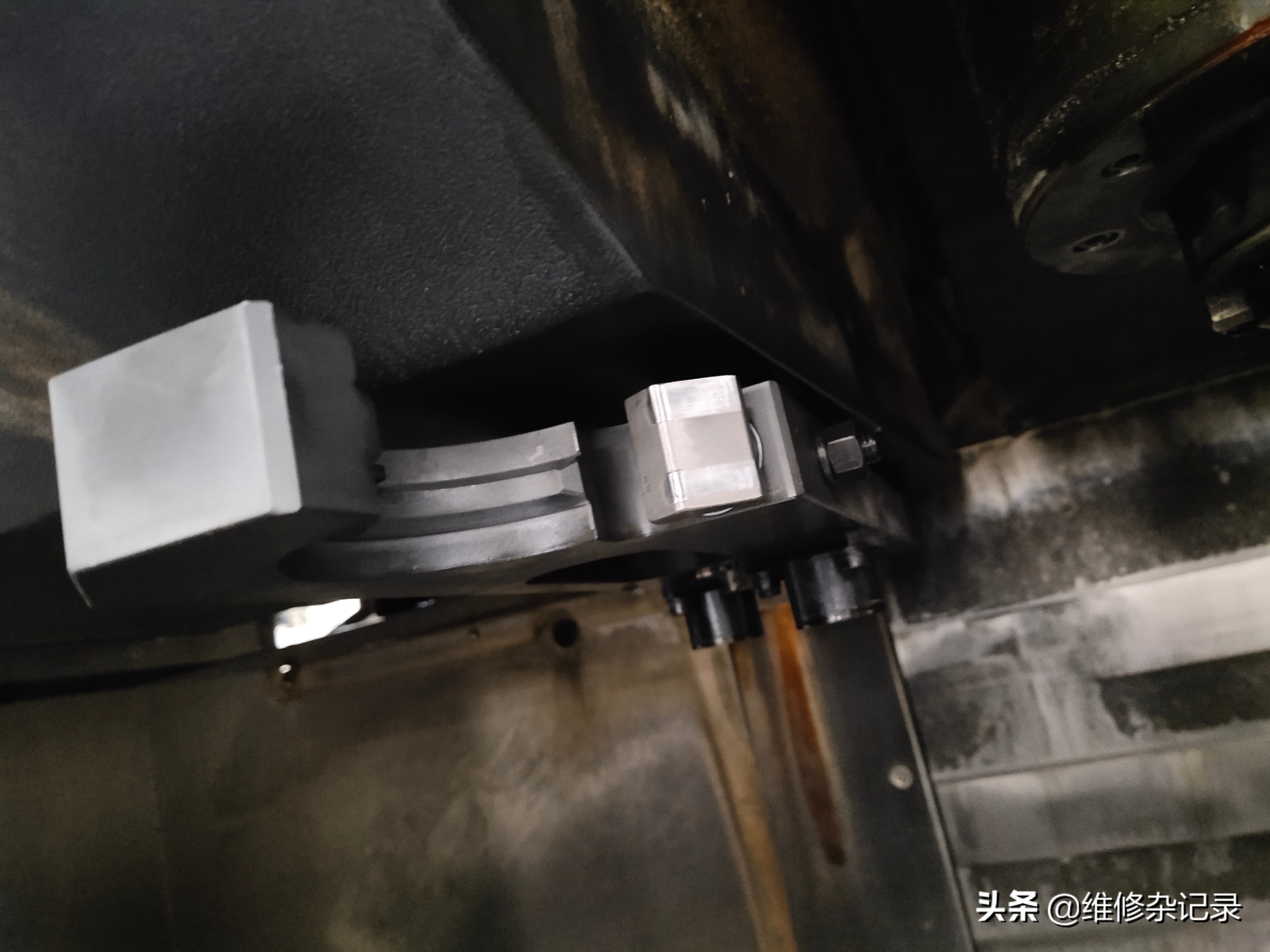 加工中心刀臂卡住了如何移动主轴,加工中心主轴刀柄吸住了怎么解决