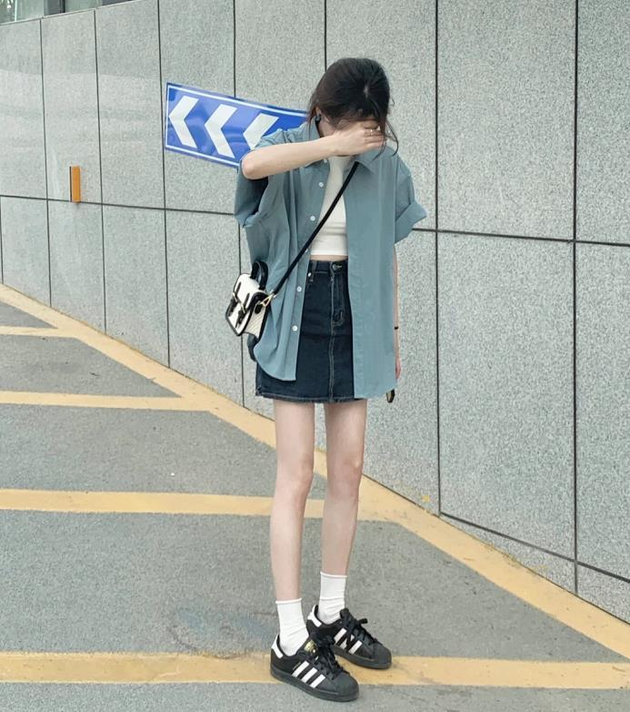 今年流行衬衫穿反了吗,男士穿衬衫要不要穿背心