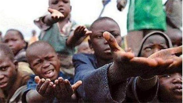 7年前，非洲1岁男孩被父母遗弃，流浪途中遇游客喂水后被收养