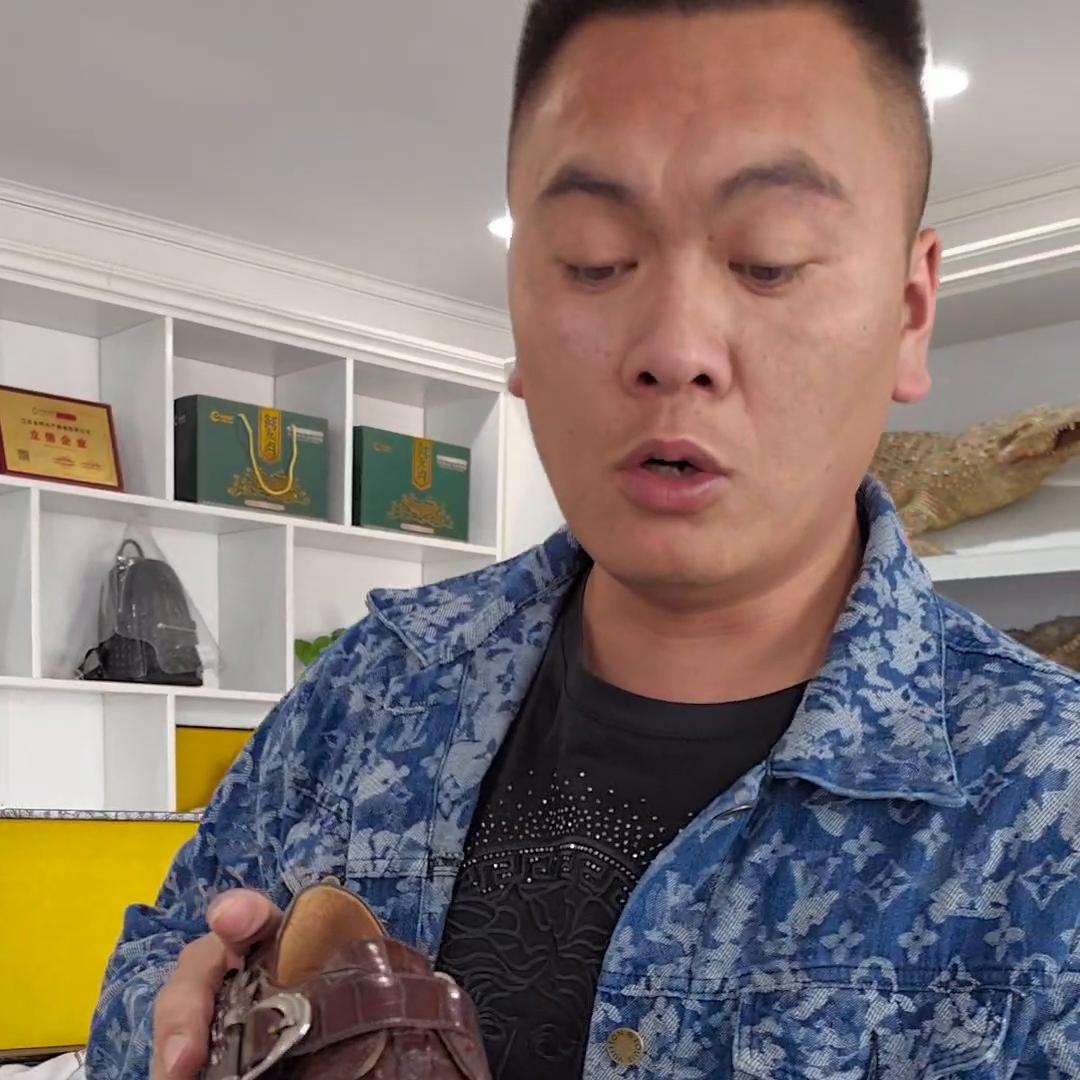 今天来照顾我们鳄鱼先生的生意！定制一双42号皮鞋，礼尚...