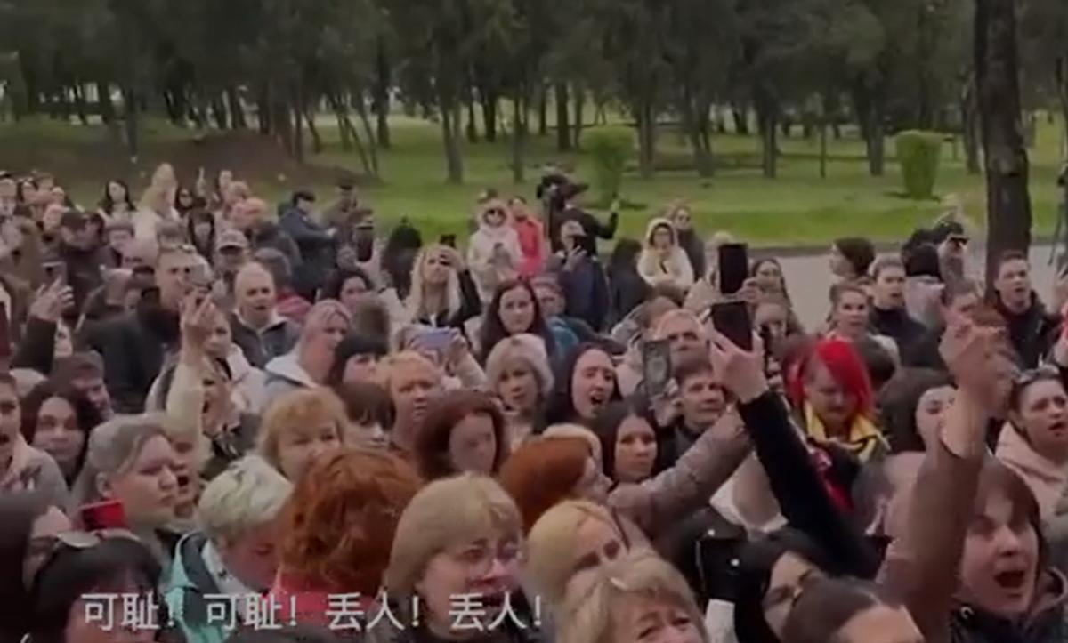 泽连斯基向乌克兰群人道歉,泽连斯基愤怒谴责俄罗斯