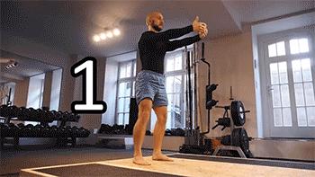 健身教练辅助女学员深蹲,辅助深蹲150kg女学员