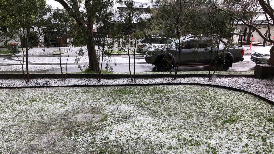 墨尔本春季已失踪，CBD九月飘雪，多地遭遇冰雹，狂风席卷全州