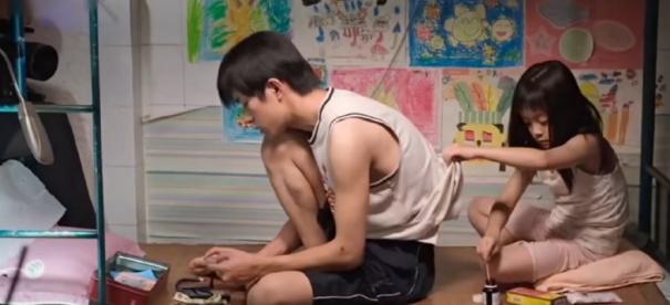 易烊千玺王传君祝福众人反应视频,王传君评价易烊千玺