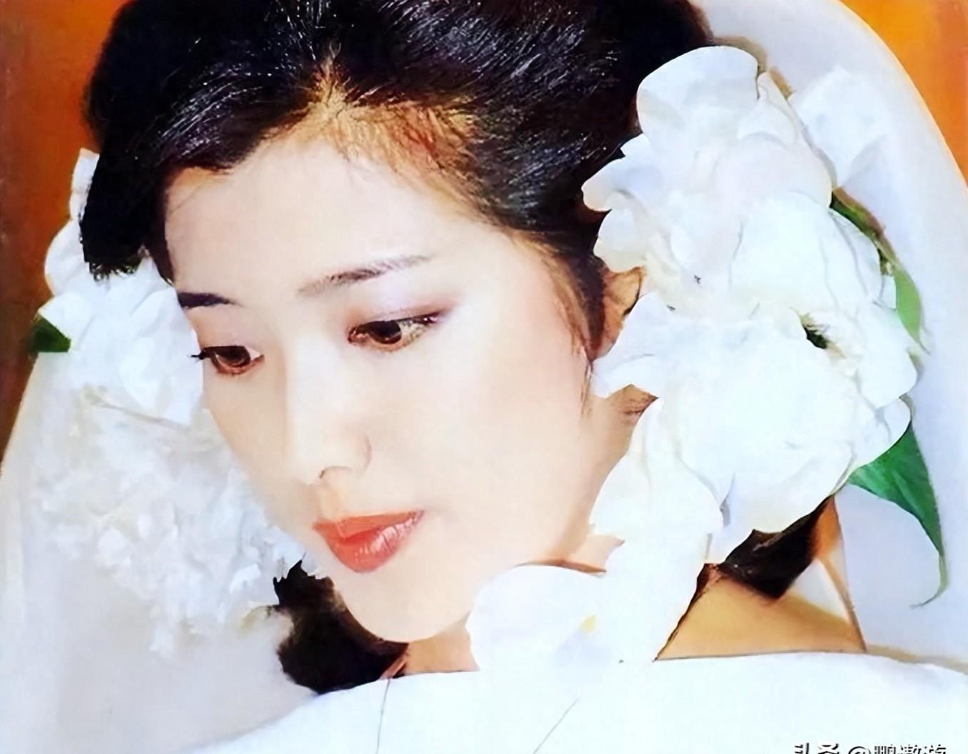 被山口百惠的老年状态惊艳到：64岁发腮发福，穿衣极简却气质高级