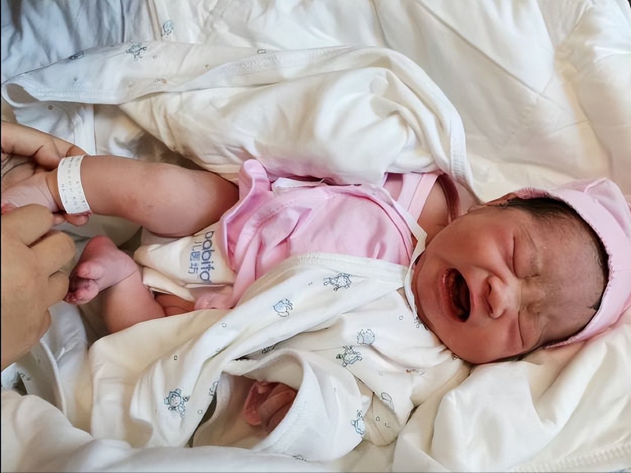 20岁小伙爱上39多岁女老板后续,19小伙子爱上大18岁女老板