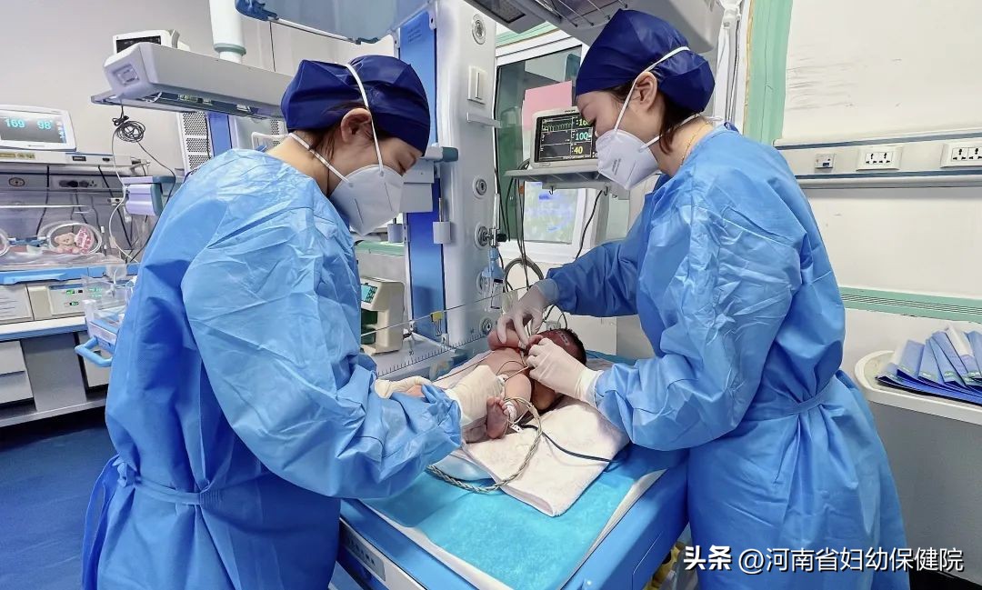 紧急疏导交警为患者开辟生命通道,生命应急通道危重伤员得以救治