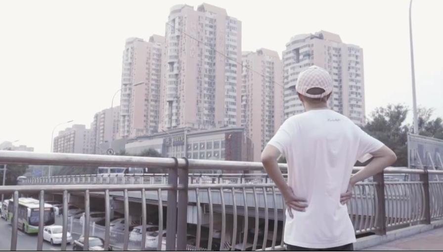 64岁老人北漂11年，掏马桶、摆地摊、做保洁，攒300万为儿买婚房