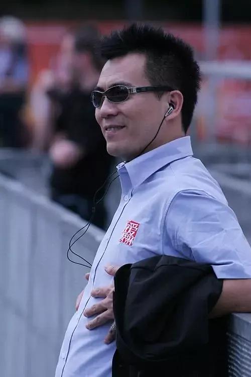 黄健翔前妻是端盘子的吗,足球解说员黄健翔现任妻子