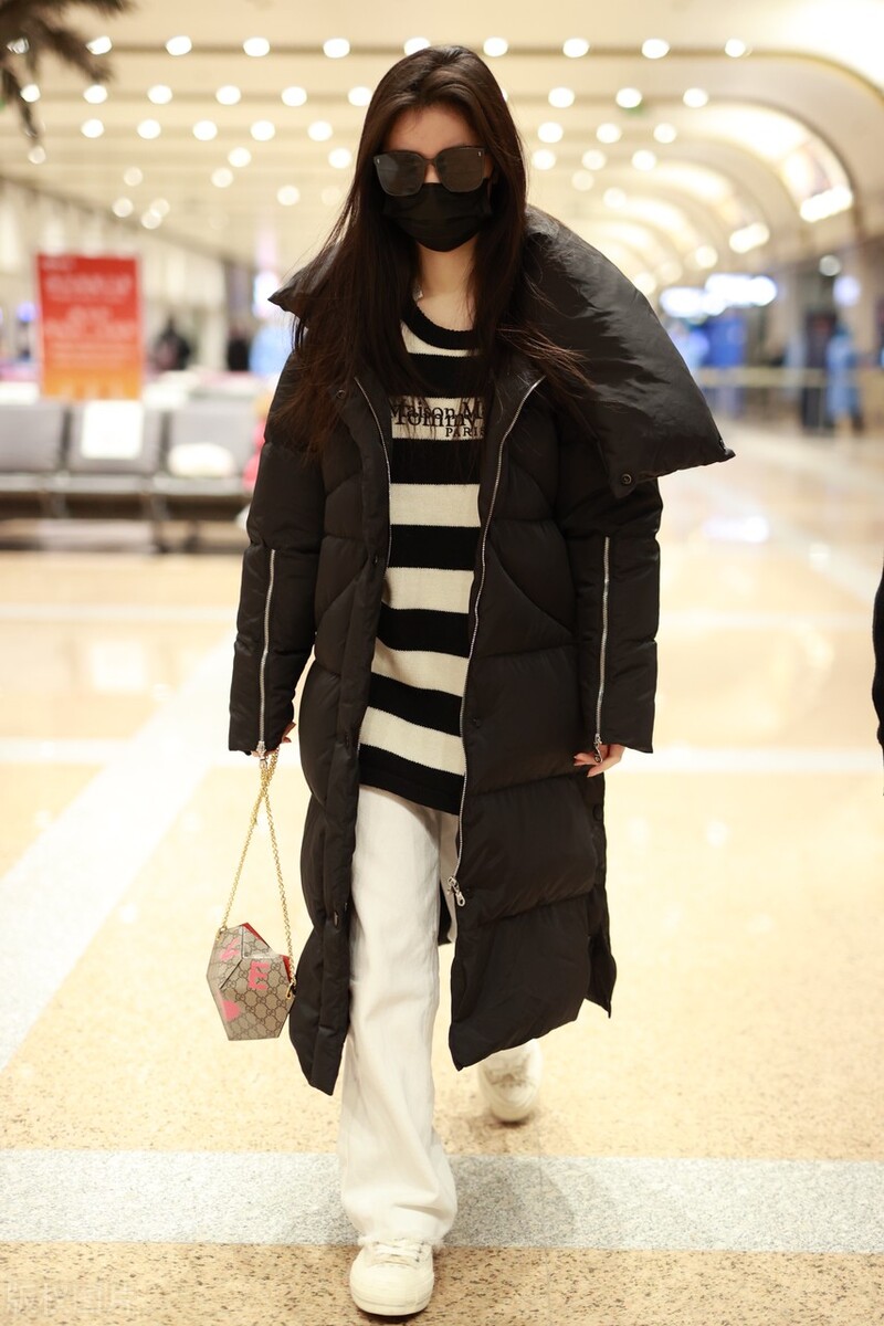 长款黑羽绒服可以搭配白裤子图集,黑色羽绒服搭配白色裤子好看吗