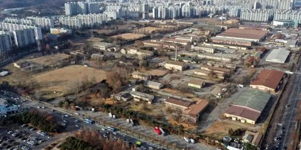 尹锡悦又惹怒韩国民众,韩国民众对尹锡悦雕像泄愤