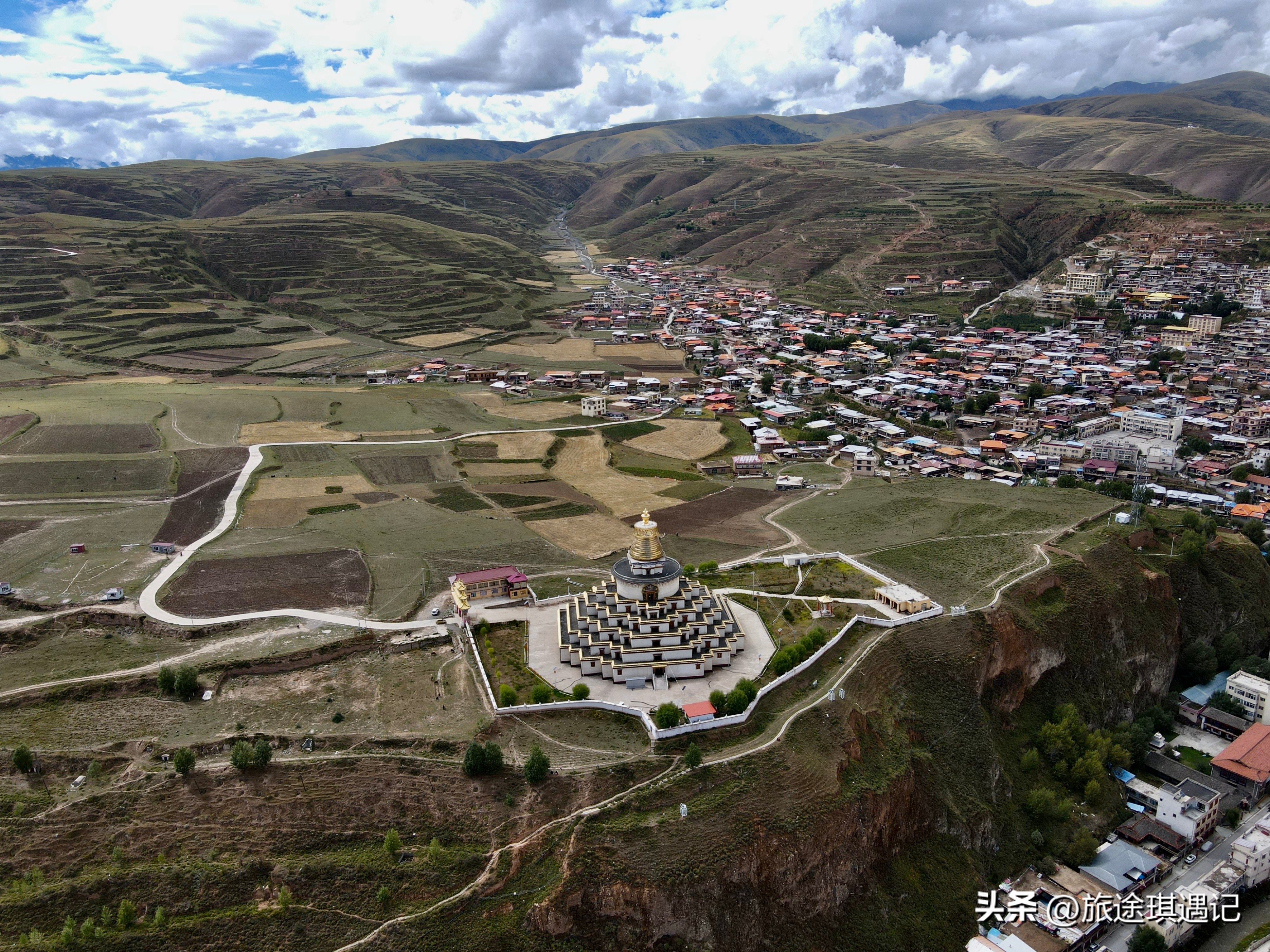 沿着317国道经过甘孜县格萨尔王城,317国道马尔康到甘孜县一路风光