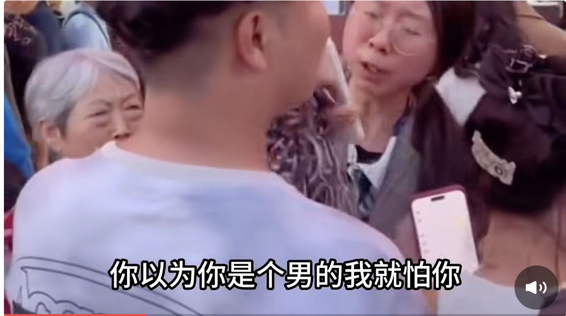 “插队风波”续：“战火”殃及池鱼，女子反转翻车