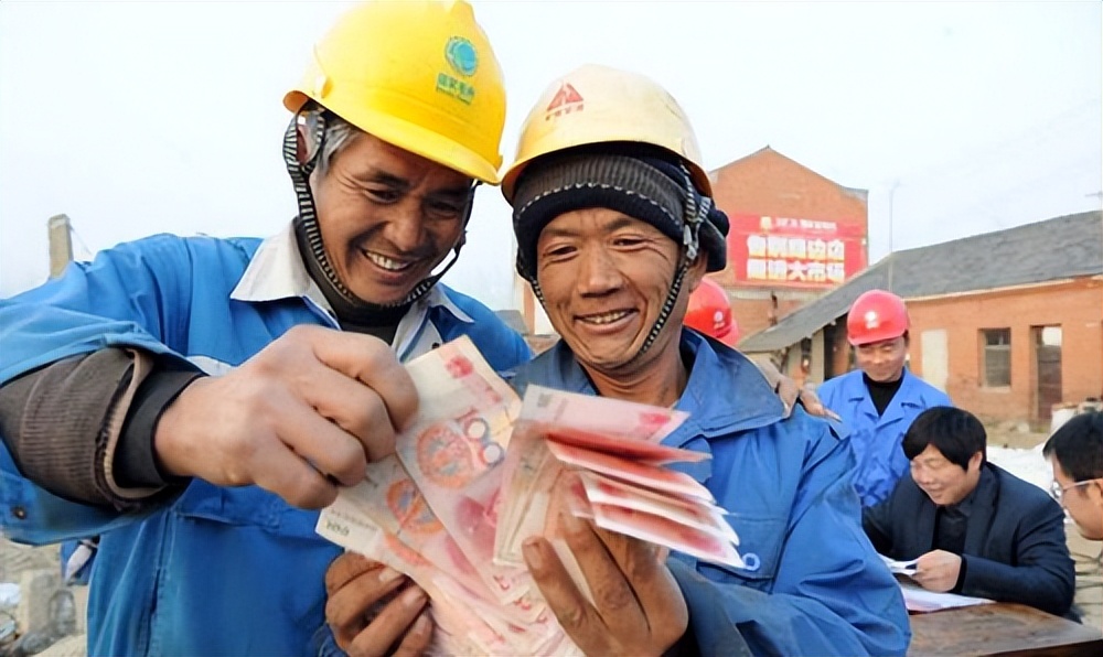 为什么民工一天能挣4500,为什么农民工一天能挣300元