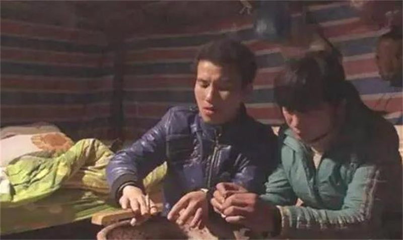 “变性人”李二毛：为爱变女人，被拍17年，41岁在出租屋悲惨离世