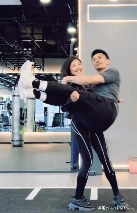 51岁钟丽缇玩冲浪晒好身材,钟丽缇出席活动力压柳岩