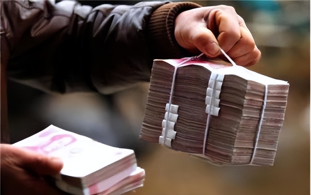 越南路边上成捆的人民币,越南大街上为何摆放成堆人民币