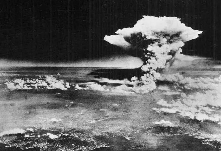 日本民众冒雨反对G7峰会,日本广岛举行g7峰会安全演习