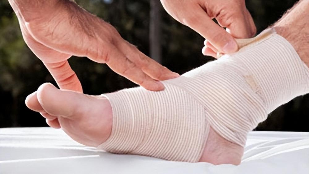 20岁每天压腿拉筋有啥好处,年纪大了老是会拉筋是怎么回事