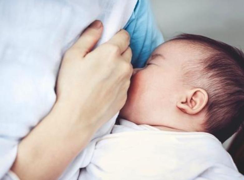 宝宝犯困要吃母乳才肯睡觉,宝宝一吃母乳就睡觉需要叫醒吗