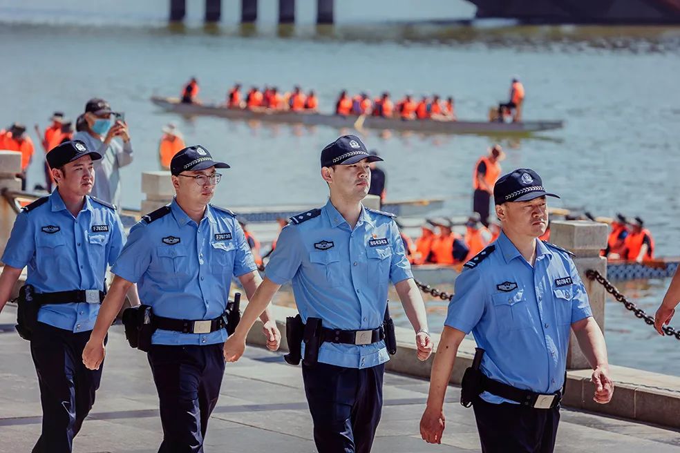 高温下他们仍在坚守训练,高温炙烤他们全副武装轮班坚守