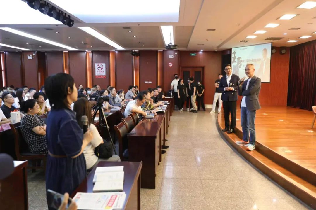 王石郑州签售会,王石谈一本二本