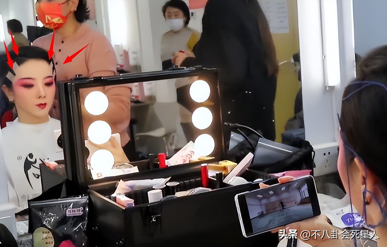 戴假发、穿半截西装、贴胶带瘦脸,原来央视的主持人这么“假”