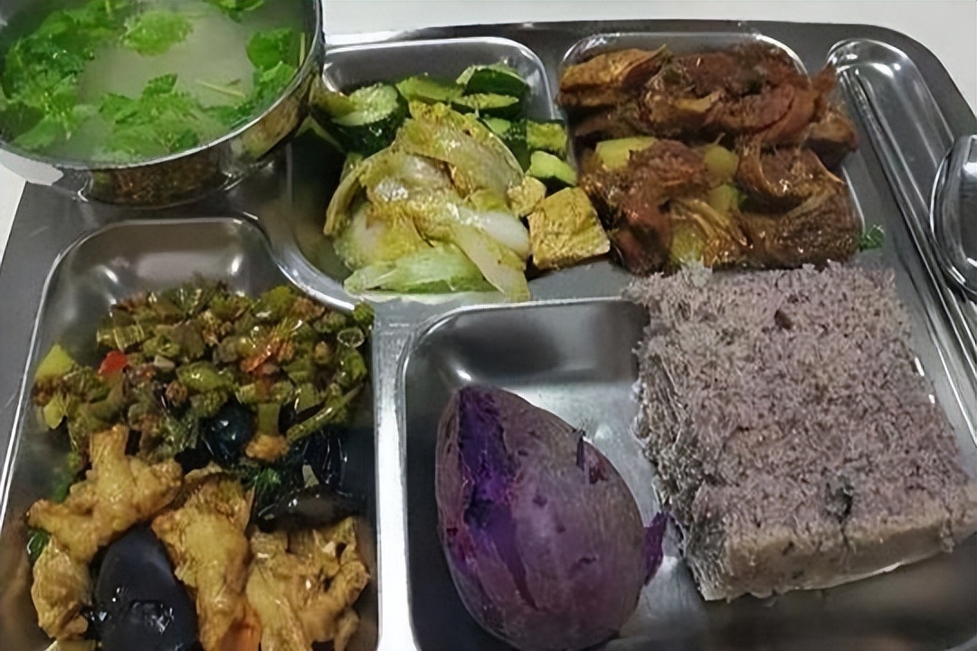 员工说饭堂伙食油水不够,吐槽工厂伙食视频