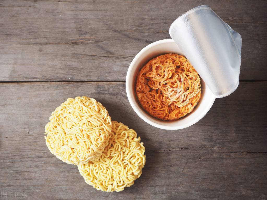 这才是吃方便面的正确方式,临期方便面可以大胆放心吃吗