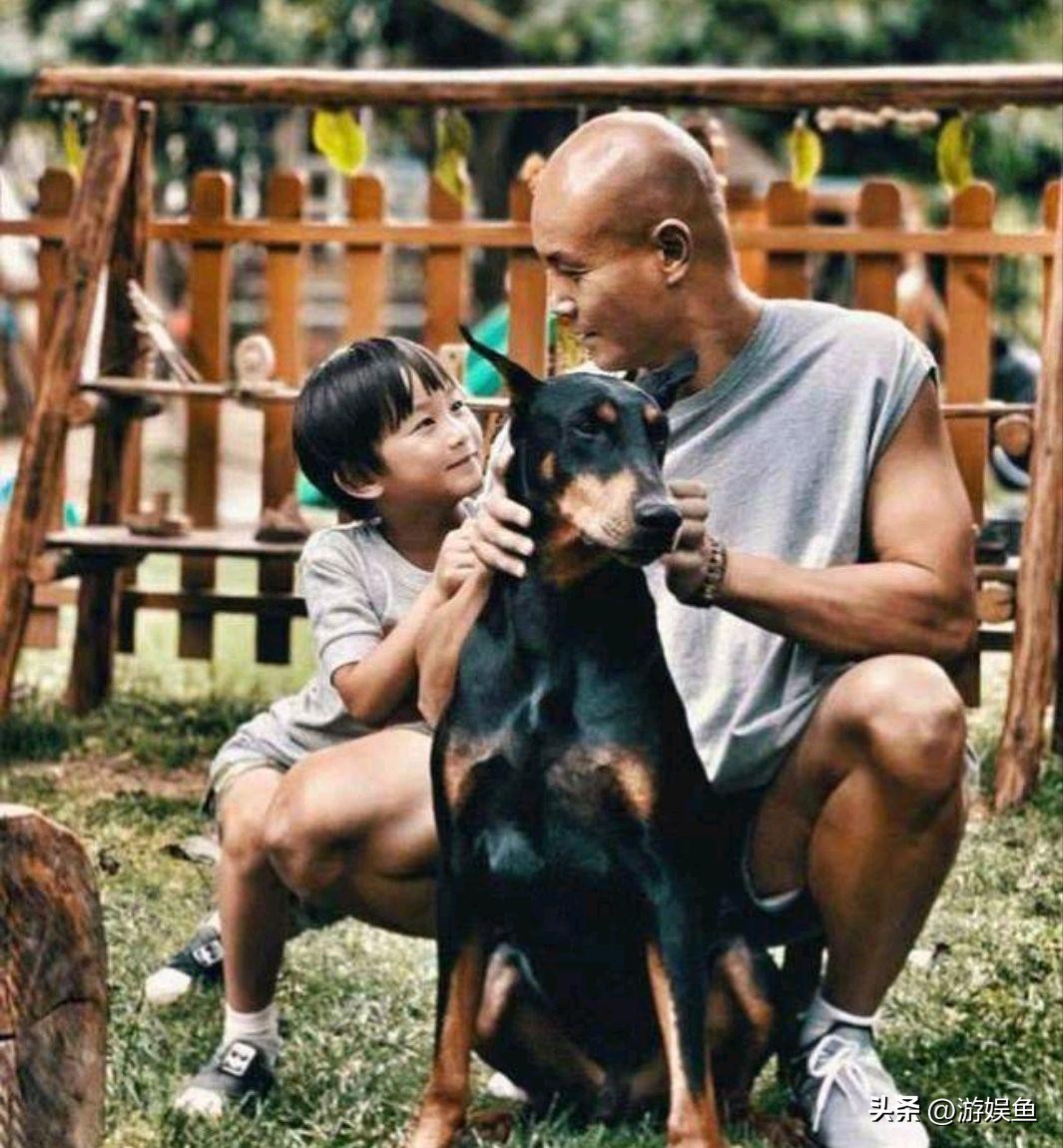 不差钱，乐嘉美国生活滋润，消费能力惊人，开豪车整箱东西买！