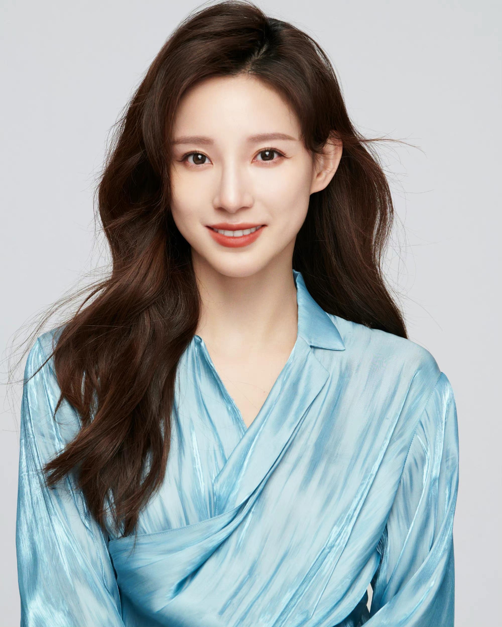 春晚新主持人马凡舒视频,春晚主持人马凡舒妆容解析