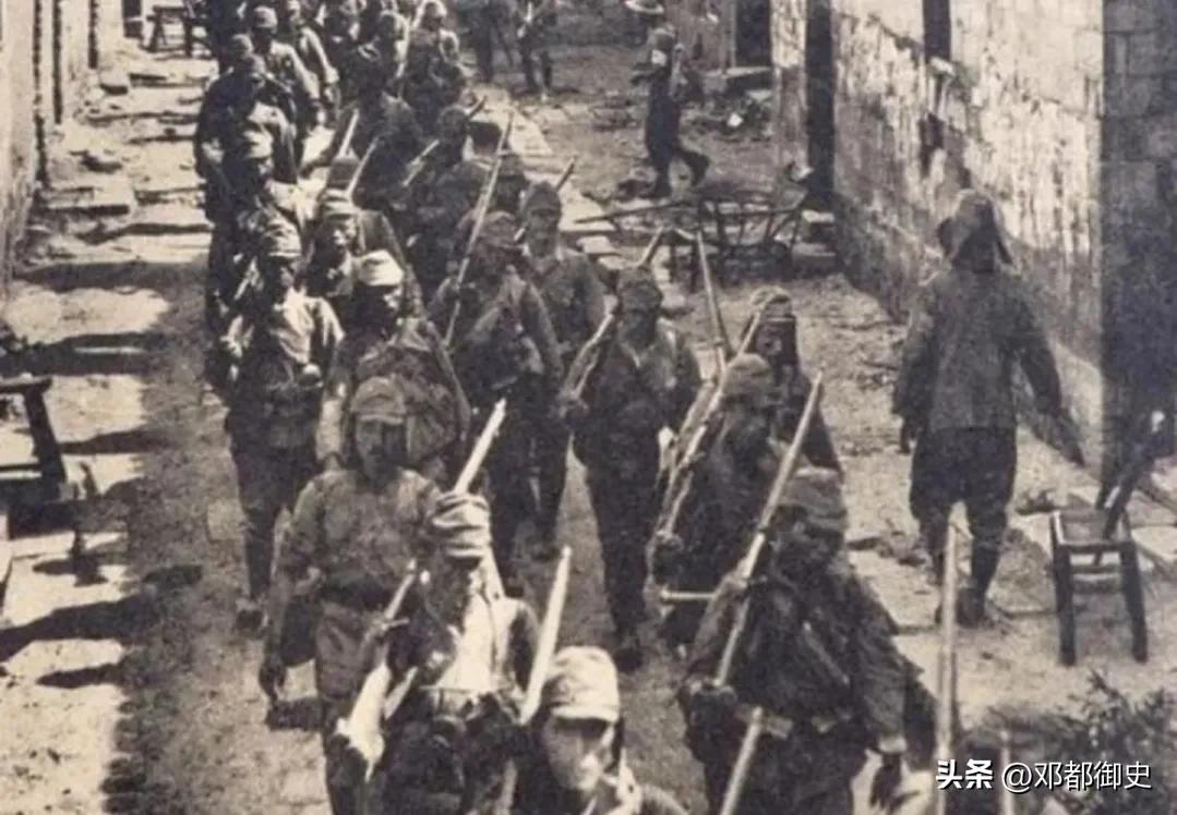 日军当着国军的面杀俘虏,日军侵华兽行