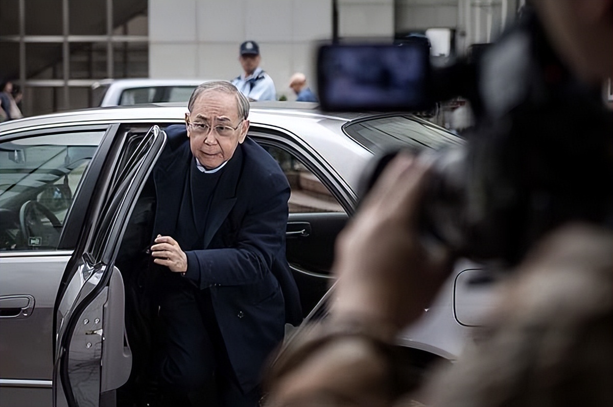 香港巨贪许仕仁：受贿4000万，花1118万泡空姐，却没占到太多便宜