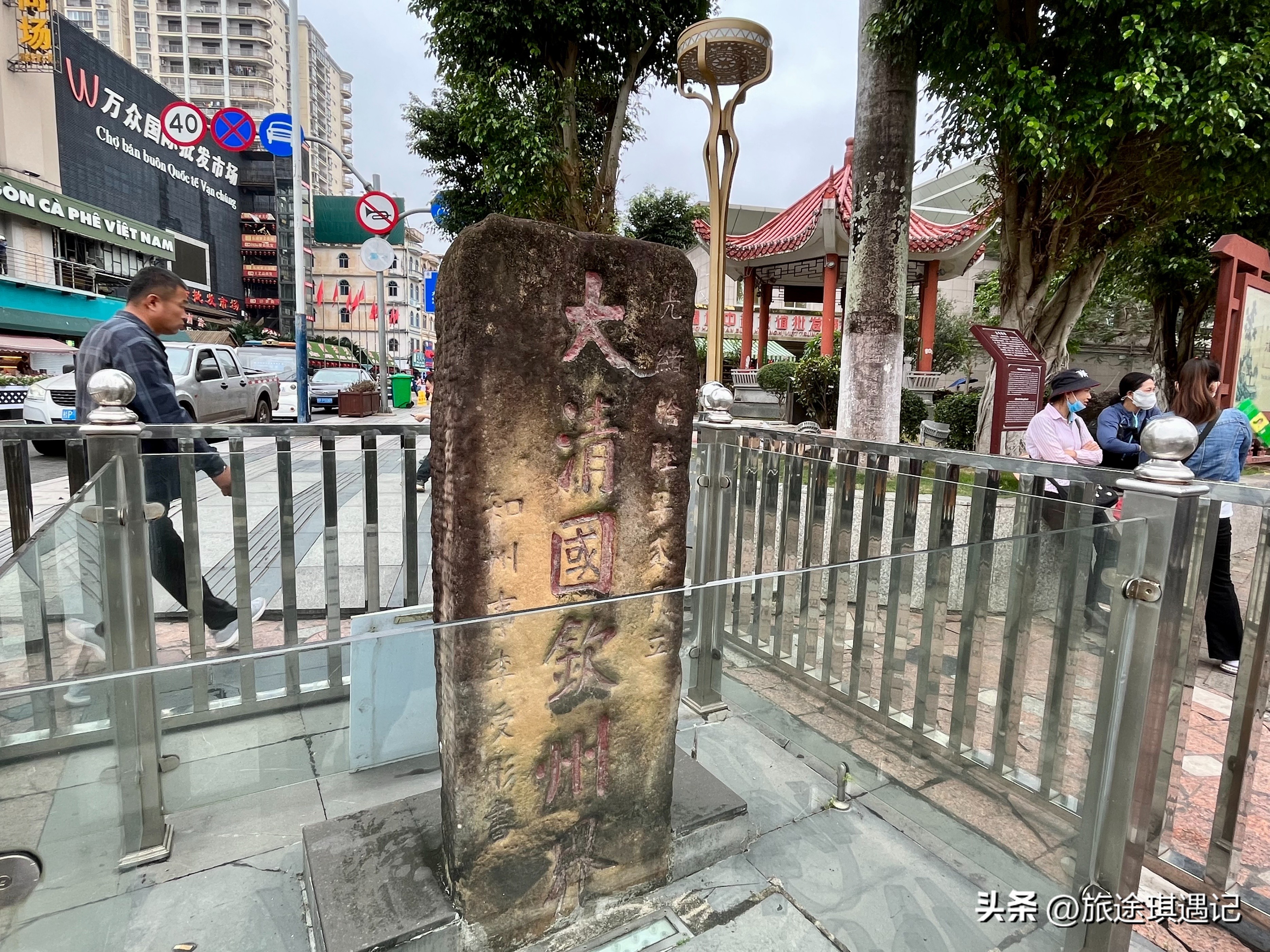 东兴与越南边境交界处,越南人看东兴北仑河